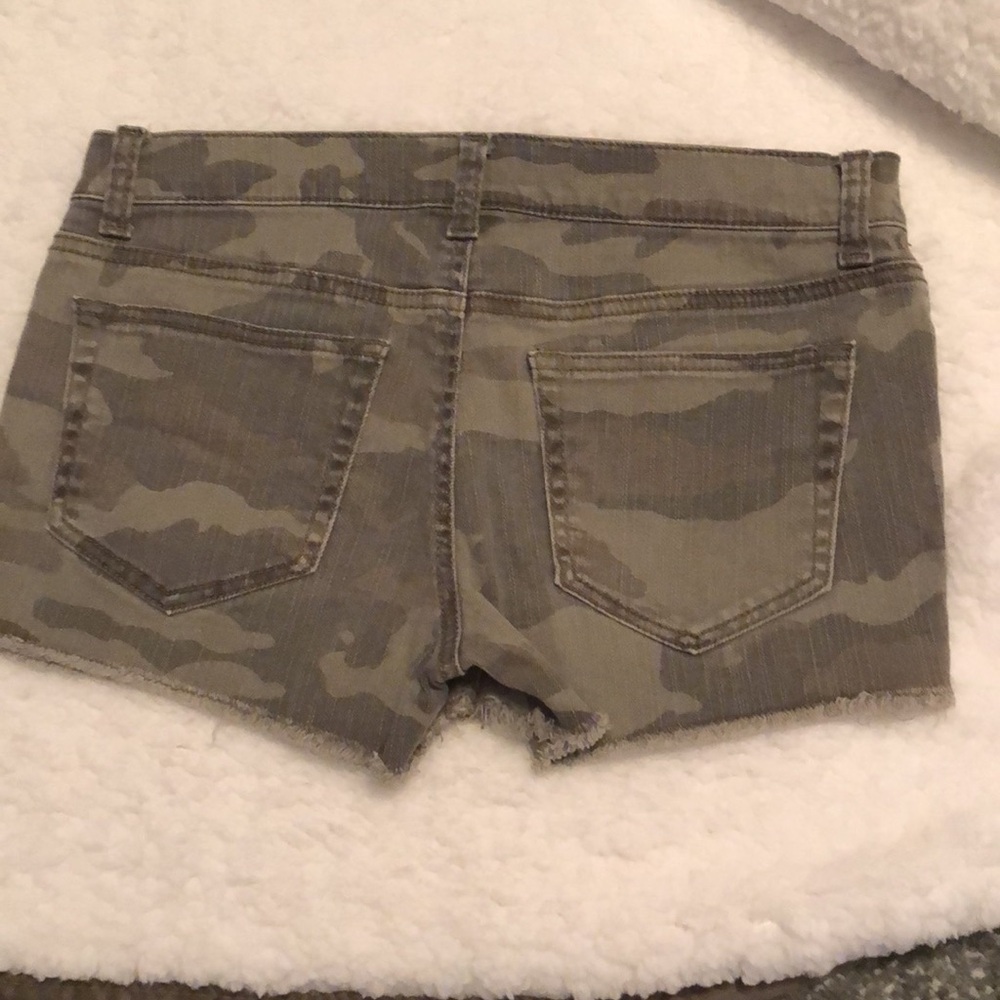 Mudd stretchy faded camouflage 2” shorts, button-fly, size 3 - Picture 3 of 6